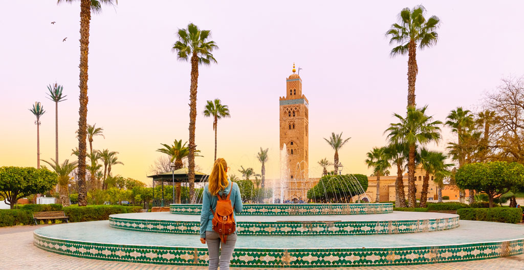 Vue architecturale contemporaine du quartier d'affaires de Casablanca avec ses tours de bureaux modernes sous un ciel lumineux